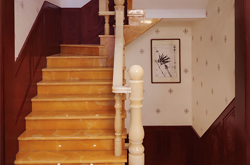 紫金中式别墅室内汉白玉石楼梯的定制安装装饰效果